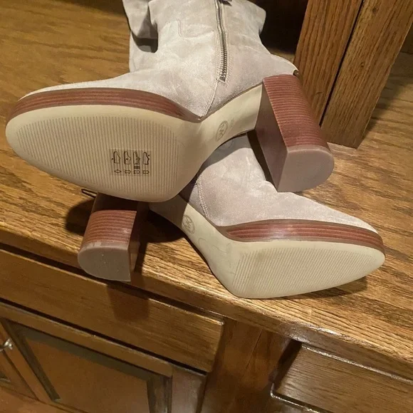 Michael Kors Elegant Beige Knee-High Women's Boots - Picture 9 of 16